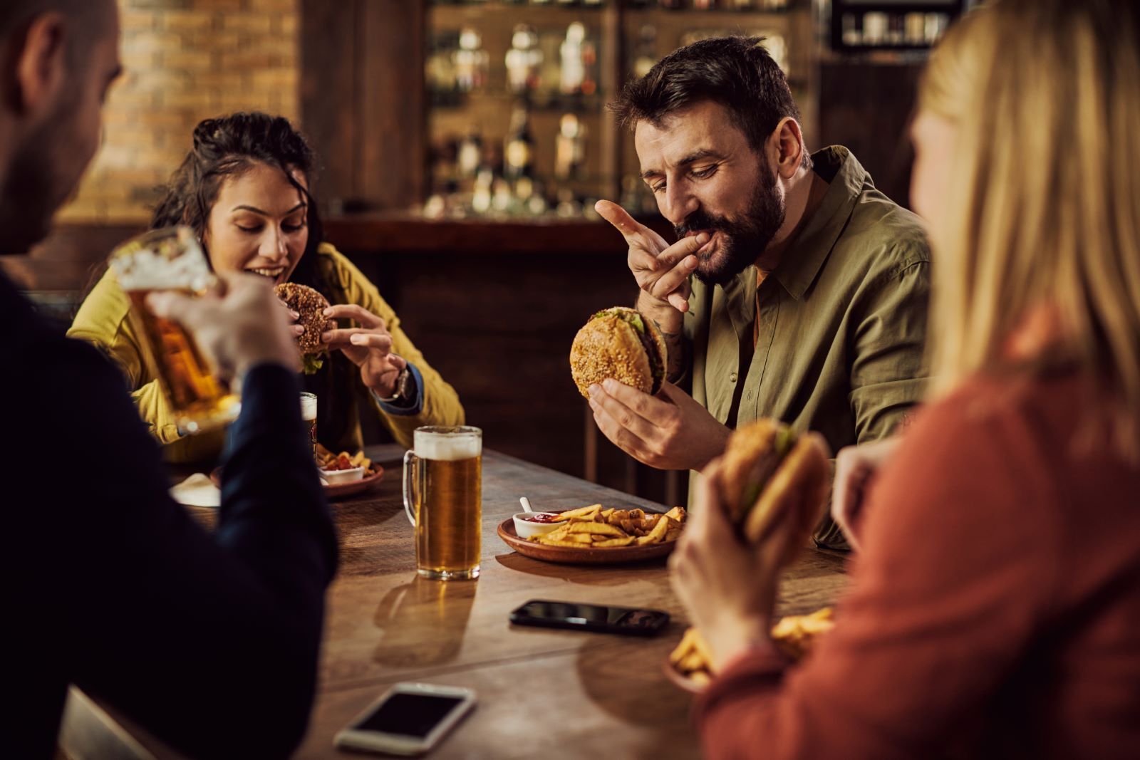 friends-eating-at-restaurant-shutterstock.jpg