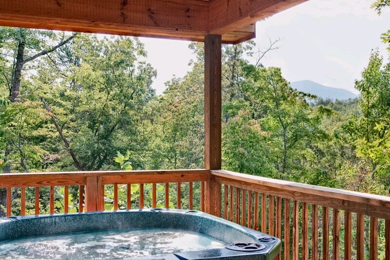 Gatlinburg-Cabins-ABOVE-THE-CLOUDS-Gatlinburg-Cabin-Rentals1_Jacuzzi.jpg