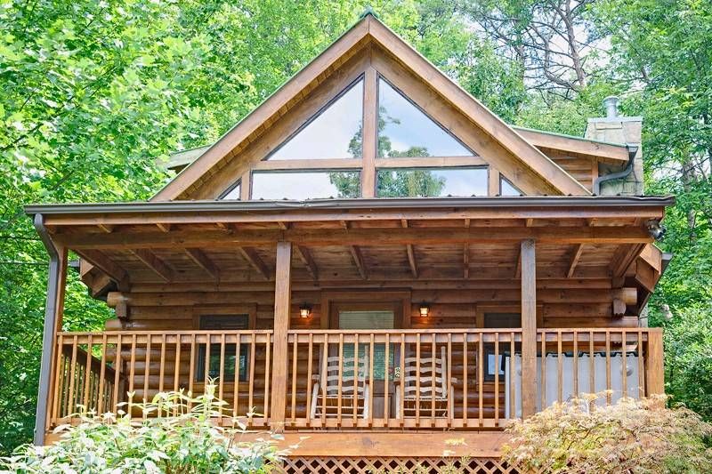 exterior view of a cabin rental in TN